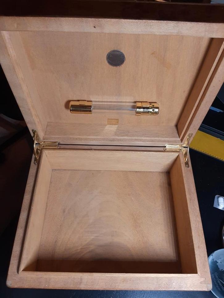 KELERMES sigarenhumidor in wortelnotenhout, Verzamelen, Rookartikelen, Aanstekers en Luciferdoosjes, Zo goed als nieuw, Ophalen of Verzenden