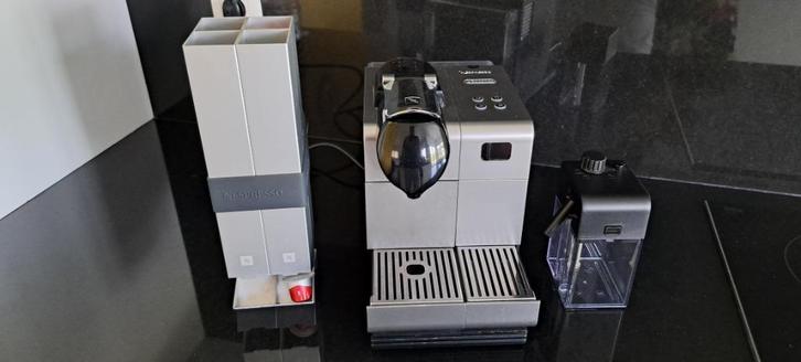 DeLonghi Nespresso Lattissima, Elektronische apparatuur, Koffiezetapparaten, Zo goed als nieuw, Koffiepads en cups, Koffiemachine