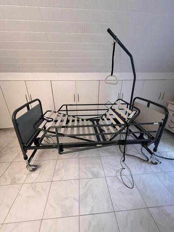 LIT D'HÔPITAL ÉLECTRIQUE AVEC ACCESSOIRES, Divers, Enlèvement, Comme neuf