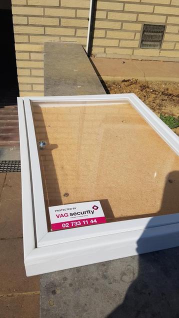 Vitrine d'affichage avec clés beschikbaar voor biedingen
