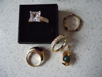Doosje met 4 ringen en 1 hangertje in prima staat ! beschikbaar voor biedingen