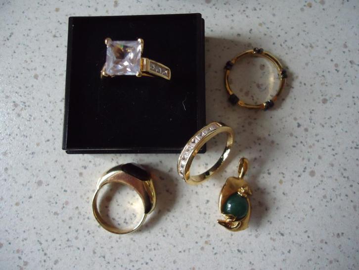 Doosje met 4 ringen en 1 hangertje in prima staat !, Handtassen en Accessoires, Ringen, Zo goed als nieuw, Dame, Goud, Overige materialen