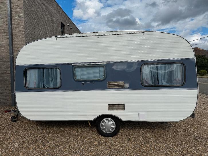 Retro Adria 410 Caravan (1976) te koop!, Caravanes & Camping, Caravanes, Particulier, jusqu'à 4, 750 - 1000 kg, Siège standard