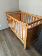 Houten babybedje met matras , matrasbeschermer en donsdeken, Ophalen, Gebruikt
