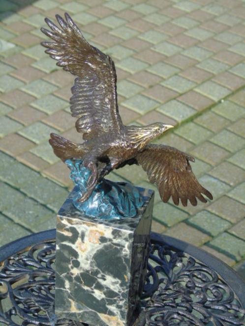 beeld van een vliegende adelaar in bronskleuren en gesigneer, Antiek en Kunst, Antiek | Brons en Koper, Brons, Ophalen of Verzenden