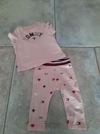Te koop: Tommy hilfiger shirt en broek maat 62, Ophalen, Zo goed als nieuw