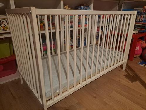 Babybed met matras (ikea gulliver), Kinderen en Baby's, Kinderkamer | Bedden, Gebruikt, Minder dan 140 cm, Minder dan 70 cm, Lattenbodem