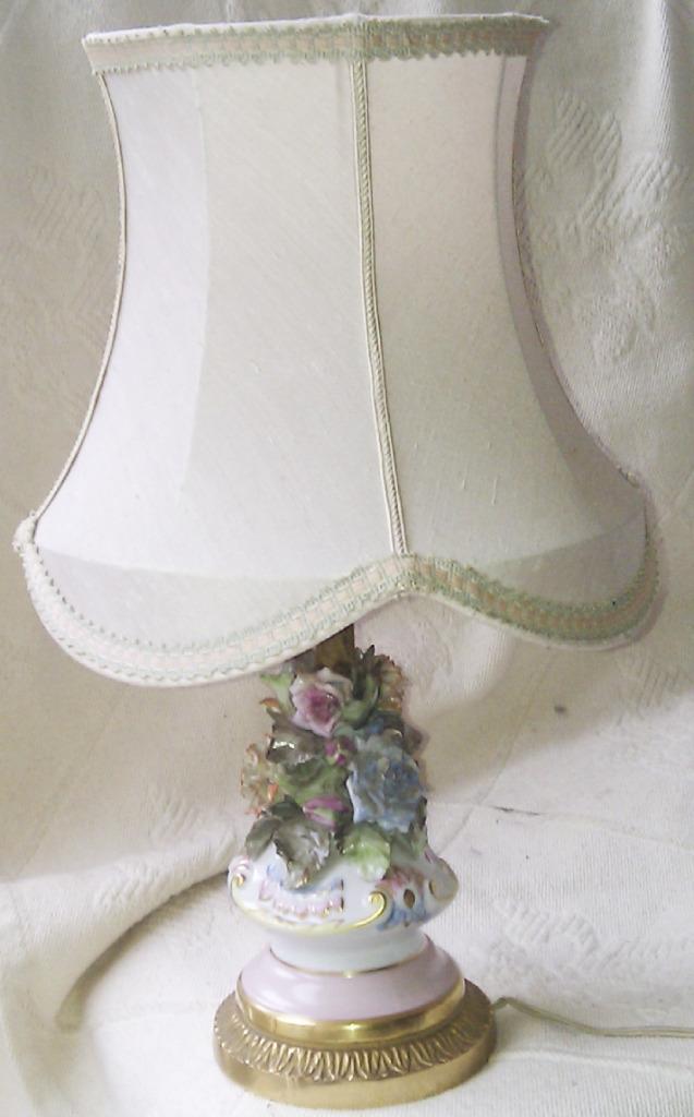 Ancienne lampe décorée de fleurs en porcelaines CAPODIMONTE, Antiek en Kunst, Antiek | Verlichting, Ophalen of Verzenden