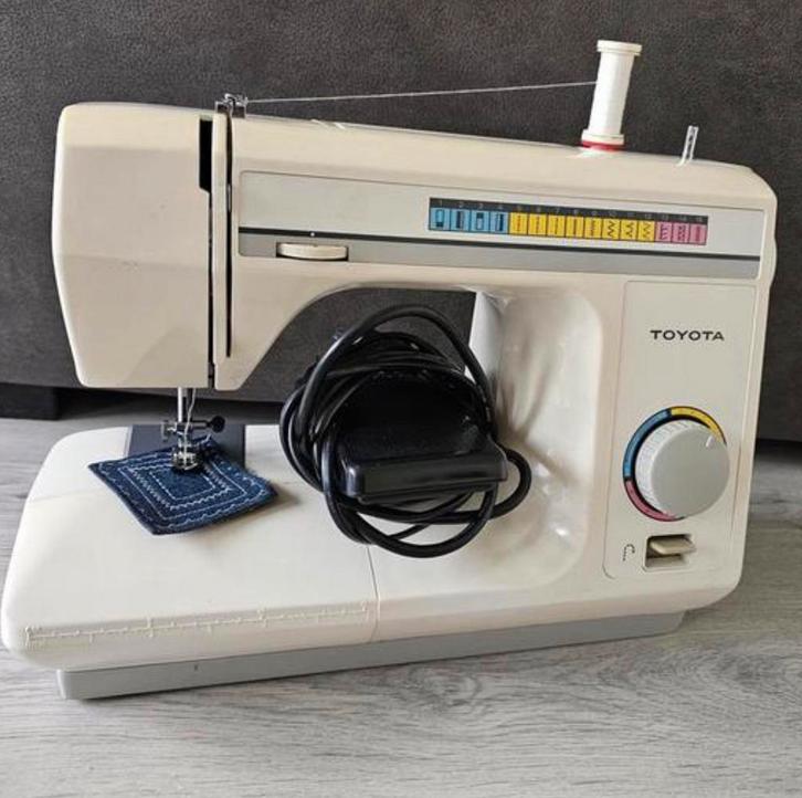 Machine à coudre Toyota avec boîte de rangement en plastique, Hobby & Loisirs créatifs, Machines à coudre & Accessoires, Utilisé