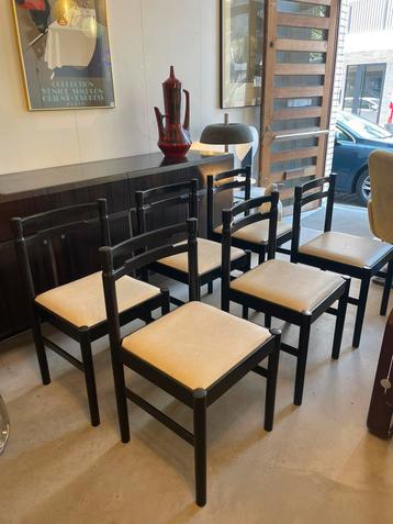 Vintage stoelen beschikbaar voor biedingen