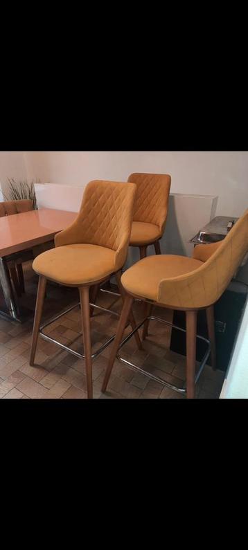 Scandinavische mosterdkleurige barstoel beschikbaar voor biedingen