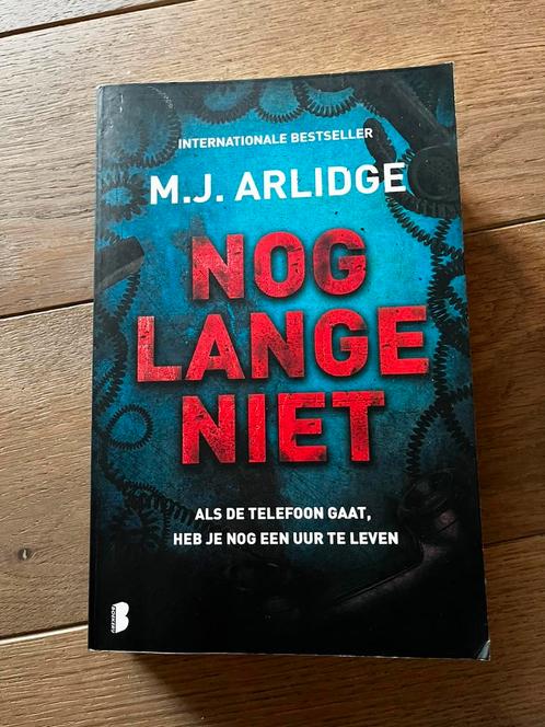 M.J. Arlidge - Nog lange niet, Boeken, Thrillers, Zo goed als nieuw, Ophalen