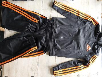 Trainingspak Adidas zwart oranje strepen maat 140 9/10 jaar, Taille XS ou plus petite, Enlèvement ou Envoi, Utilisé, Survêtement