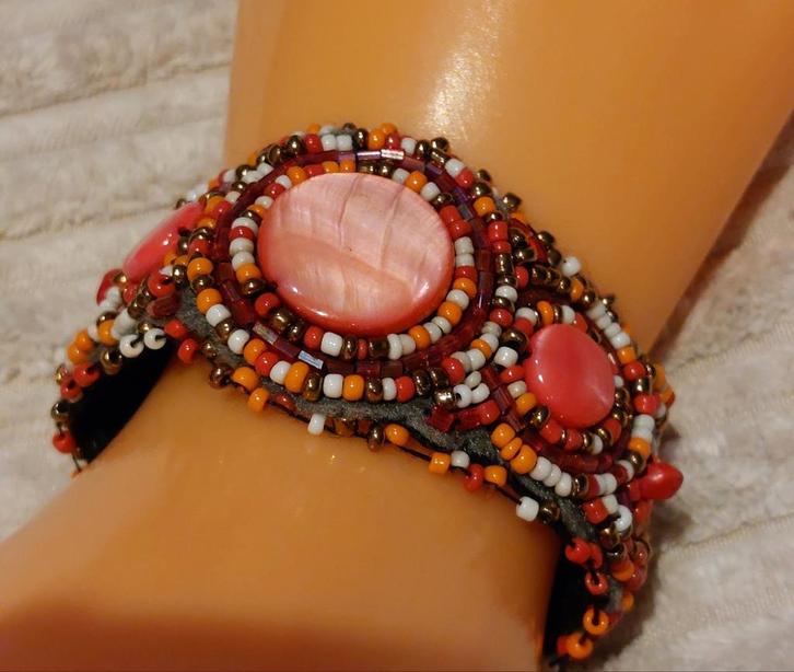 Prachtige nieuwe armband Ibiza style, Handtassen en Accessoires, Armbanden, Nieuw, Overige materialen, Overige kleuren, Met bedels of kralen