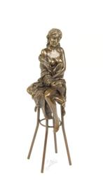 Statue en bronze d'une dame sur une chaise de bar LIVRAISON, Antiquités & Art, Envoi, Bronze