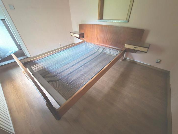Vintage dubbel bed met zwevende nachtkastjes – mid century, Huis en Inrichting, Slaapkamer | Bedden, Zo goed als nieuw, Ophalen
