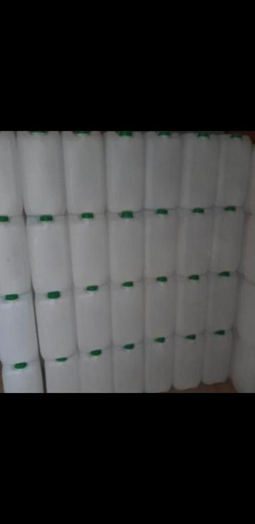 Bidons 20l 3 euro stuk 25l 4 euro stuk beschikbaar voor biedingen