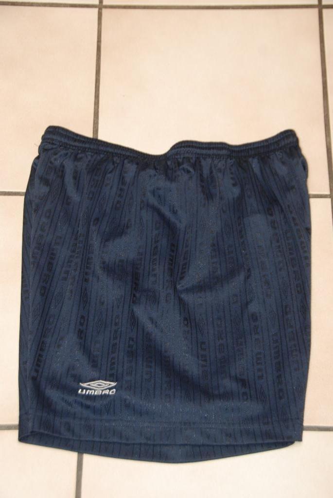Marineblauwe sportshort "Umbro" maat L als NIEUW!, Kleding | Heren, Sportkleding, Zo goed als nieuw, Voetbal, Maat 52/54 (L), Blauw