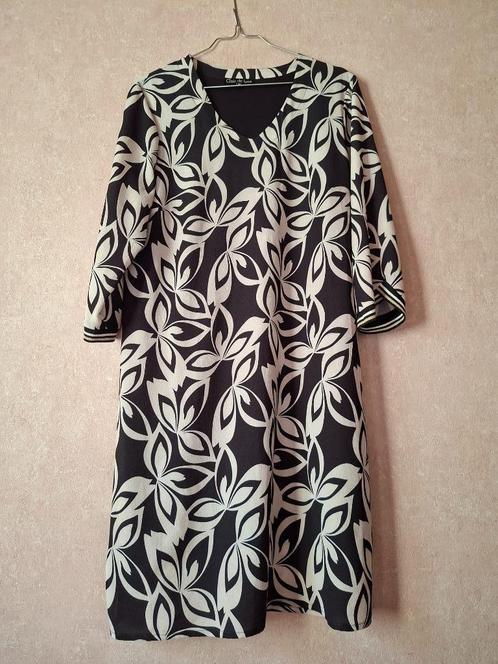 Clair de Lune Zwart-Witte Bloemenjurk met 3/4 Mouwen Maat 42, Kleding | Dames, Jurken, Zo goed als nieuw, Maat 42/44 (L), Zwart