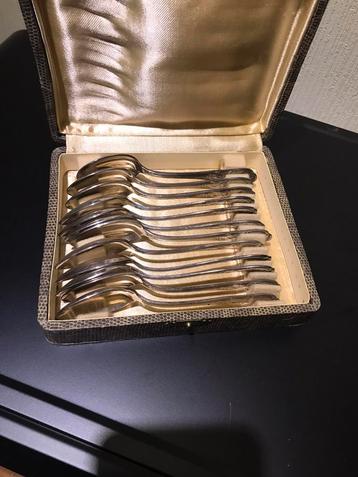 12 anciennes cuillères en métal argenté avec poinçon. beschikbaar voor biedingen