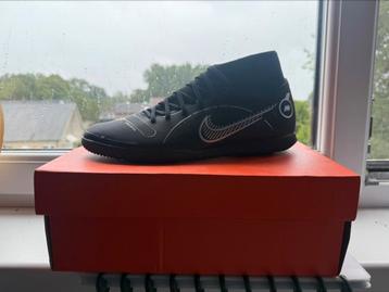 Zaalvoetbal schoenen Nike beschikbaar voor biedingen