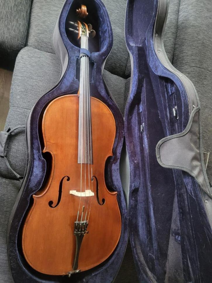 Duitse cello 4/4, Muziek en Instrumenten, Strijkinstrumenten | Cello's, Zo goed als nieuw, 4/4-cello, Met koffer, Ophalen of Verzenden