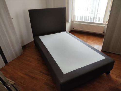 URGENT: Lit/Boxspring gris 120cm x 200 cm en parfait état !, Maison & Meubles, Chambre à coucher | Lits boxsprings, Comme neuf