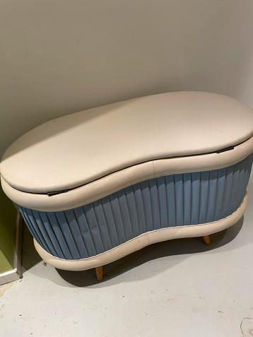 Vintage waskist beschikbaar voor biedingen