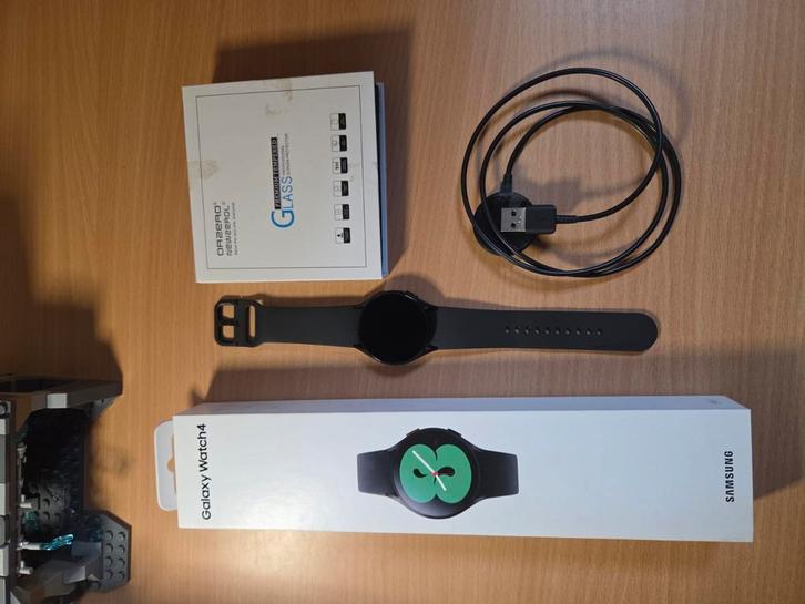 Samsung Galaxy Watch 4 zwarte smartwatch, Handtassen en Accessoires, Smartwatches, Zo goed als nieuw, Android, Zwart, Conditie