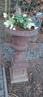 Gietijzeren tuinvaas op sokkel.  Hoogte 1m.