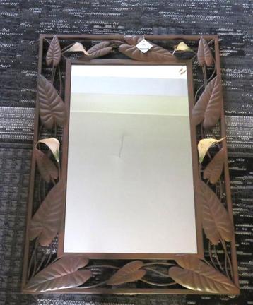 Spiegel  met metalen bloemen frame. beschikbaar voor biedingen