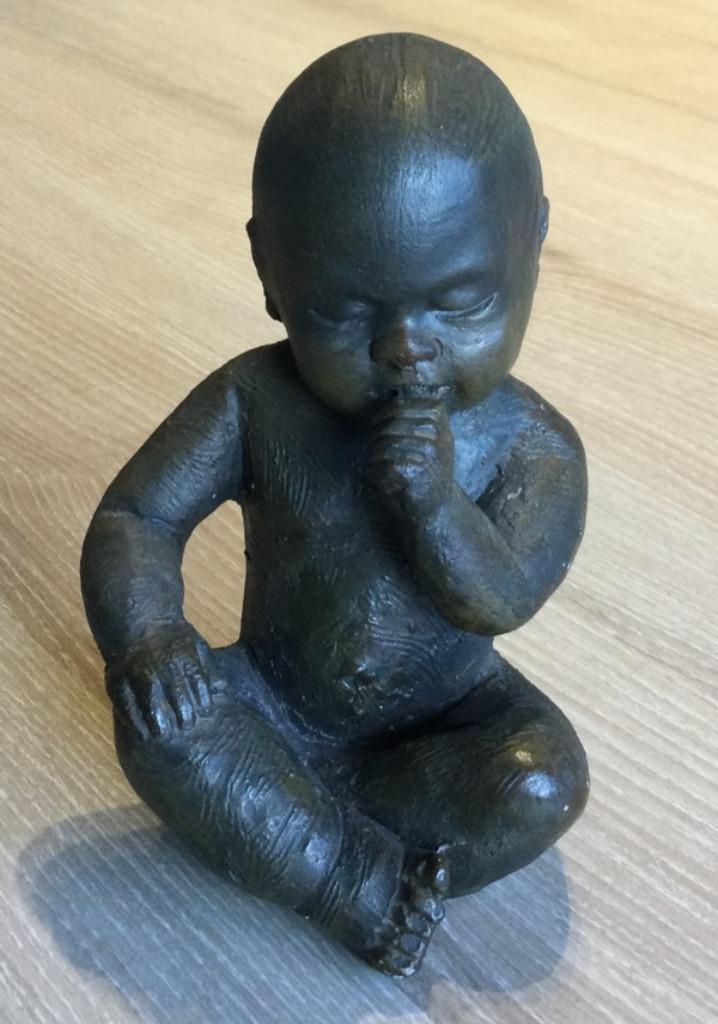 Bronzen beeldje baby in goede staat, Verzamelen, Beelden en Beeldjes, Ophalen