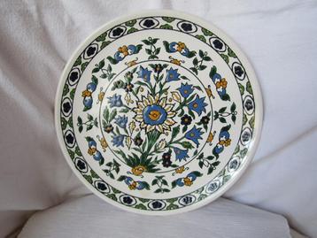 Mooi keramisch bord versierd met bladgoud beschikbaar voor biedingen