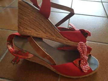 Wedges/platform sandalen maat 40 rood beschikbaar voor biedingen