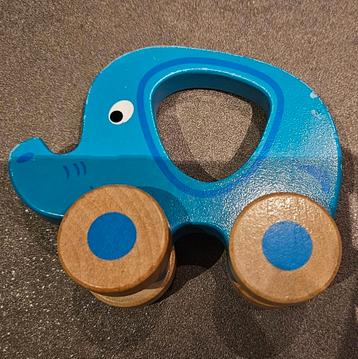 Houten olifant op wieltjes beschikbaar voor biedingen
