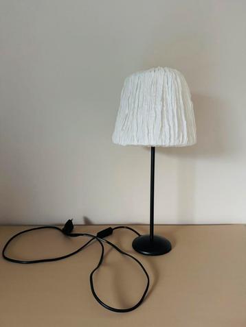 Lamp met witte kap beschikbaar voor biedingen