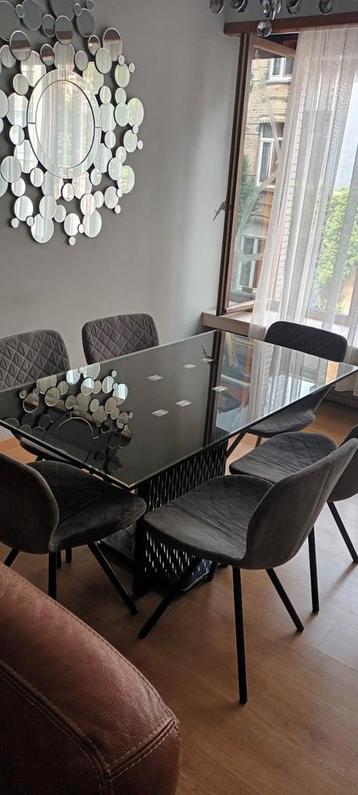 Glazen tafel beschikbaar voor biedingen