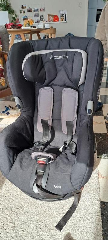 Maxi cosi autostoel axiss met beschermhoes.  beschikbaar voor biedingen