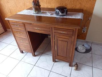 Bureau in eik  beschikbaar voor biedingen