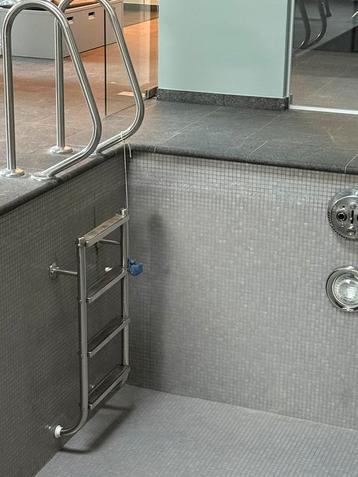 Gratis - Toebehoren zwembad wegens afbraak binnenbad beschikbaar voor biedingen