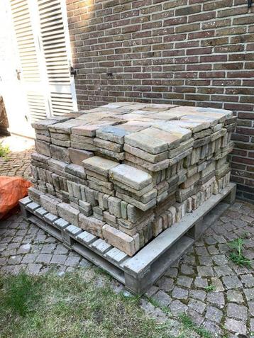 Gevelsteen strobloem, Enlèvement, Utilisé, Briques