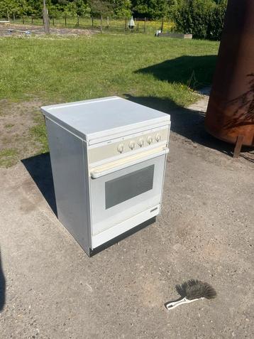 Oven en kookvuur beschikbaar voor biedingen