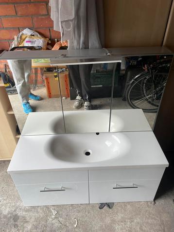 Moderne kaptafel met spiegel en LED-verlichting–wit hooglans beschikbaar voor biedingen