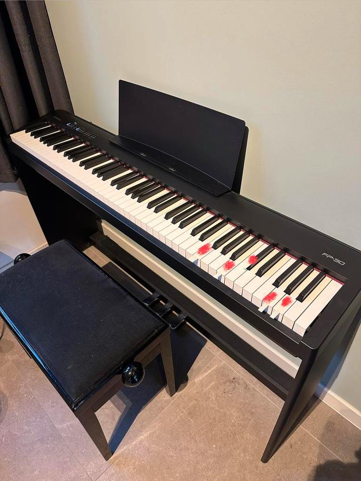 Roland fp-30 incl onderstel, pedalen en pianostoeltje, Musique & Instruments, Pianos, Utilisé, Piano, Noir, Digital, Enlèvement