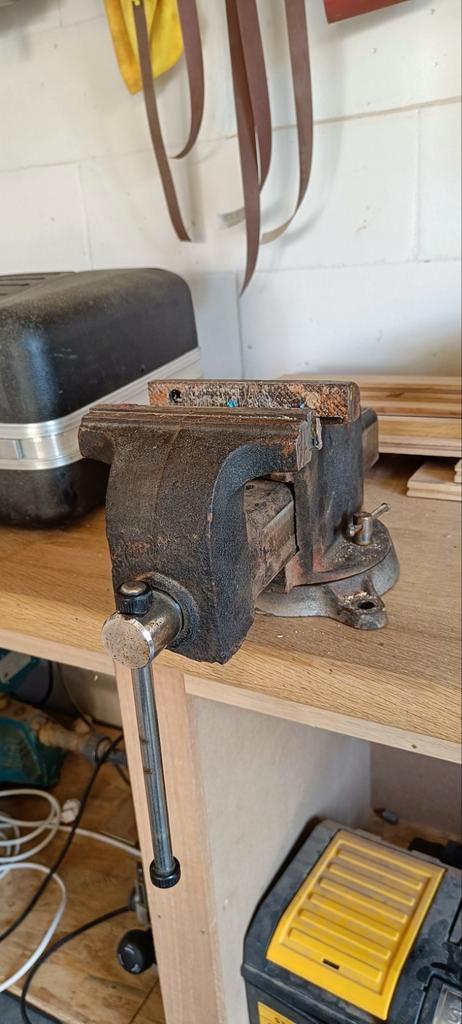 Bankschroef uit ijzer, Doe-het-zelf en Bouw, Werkbanken, Zo goed als nieuw, Bankschroef, Ophalen