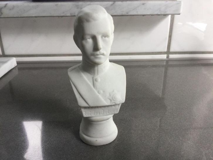Borstbeeld Koning Albert I  porselein  historisch decorstuk, Verzamelen, Koningshuis en Royalty, Zo goed als nieuw, Ophalen