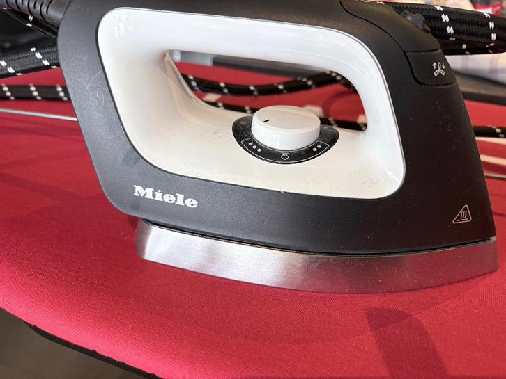 Fer à repasser et cuiseur à vapeur Miele, Electroménager, Fers à repasser & Planches à repasser, Comme neuf, Fer à repasser avec cordon