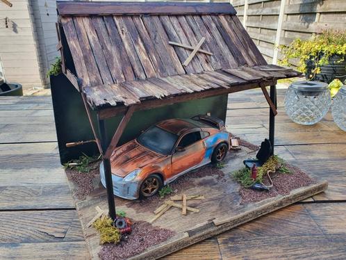 Diorama 1.18 nissan 370 Z nismo abandoned tuning project, Hobby en Vrije tijd, Modelauto's | 1:18, Zo goed als nieuw, Ophalen