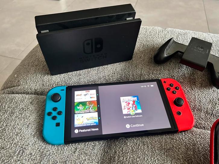 Nintento Switch (2024), Consoles de jeu & Jeux vidéo, Consoles de jeu | Nintendo Switch, Reconditionné, Switch OLED, Avec 2 manettes