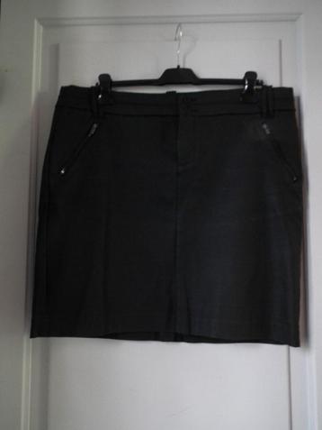 jupe de coloris noir pour femme. Taille 48/50 (Yessica C&A)